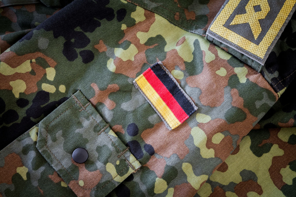 Umzüge für Soldatinnen und Soldaten bei Versetzung, Uniform Hauptfeld, Deutschlandflagge